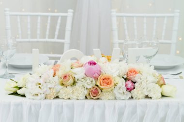 çiçeklerle süslenmiş masa seti