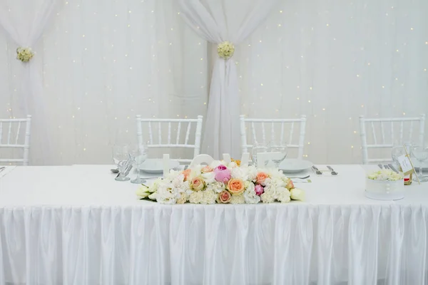 Conjunto de mesa decorado com flores — Fotografia de Stock