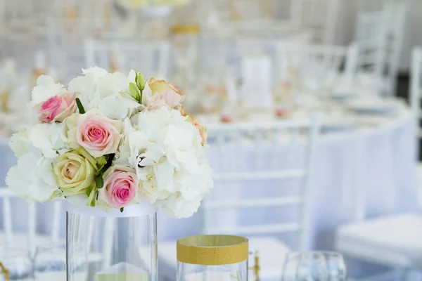 Düğün günü masaya çiçek — Stok fotoğraf