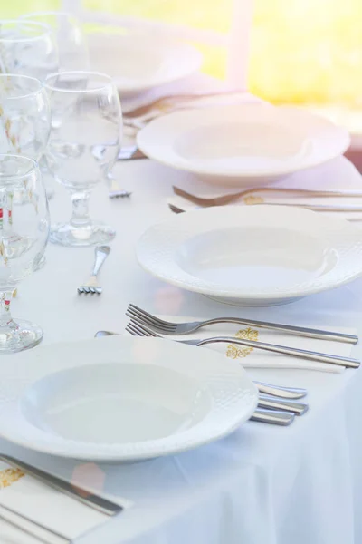 Tisch für ein Hochzeitsessen gedeckt — Stockfoto