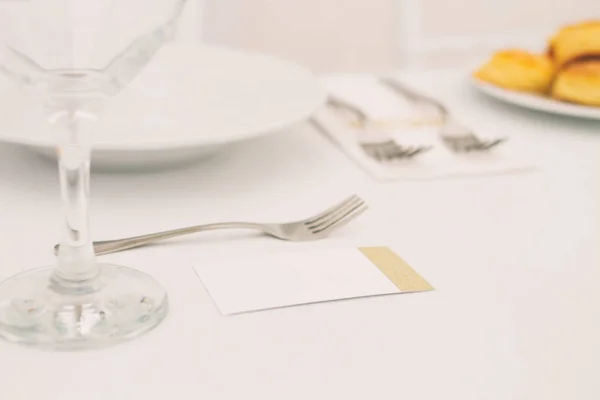 Detail svatební nebo restauraci tabulky s názvem karta — Stock fotografie