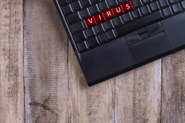 Teclado portátil en blanco, alerta de virus con botones de virus — Foto de Stock