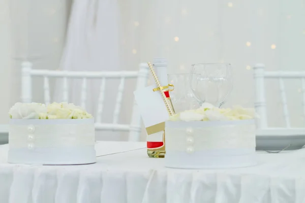 Conjunto de mesa decorado com flores — Fotografia de Stock