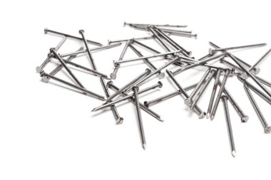 Beyaz arkaplanda metal çiviler izole
