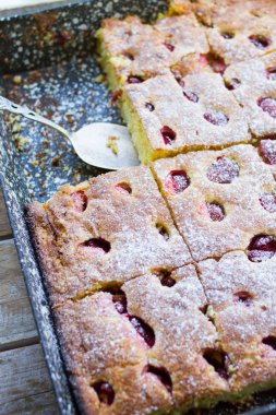 çilekli kek pasta pişirme sonra dilimlenmiş