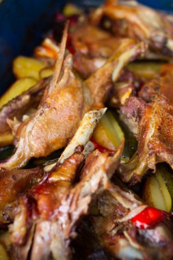 patates ile kavrulmuş tavuk budu