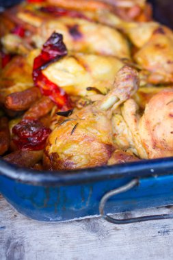 patates ile kavrulmuş tavuk budu