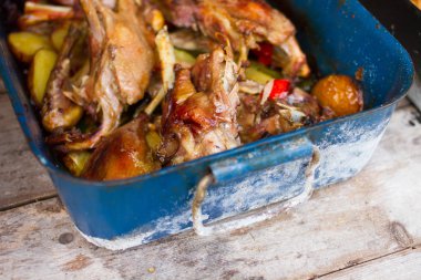 patates ile kavrulmuş tavuk budu