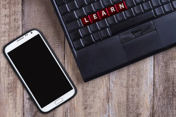 Teclado Portátil Blanco Aprender Botones Mesa Madera Fondo Con Teléfono — Foto de Stock