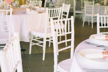 görkemli bir masa için bir düğün yemeği, beyaz koltukları ayarla