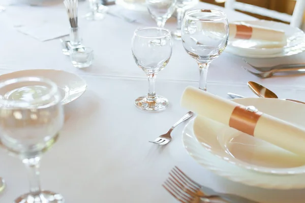 Kaşık Bıçak Tabak Cam Restoran Tören Veya Düğün Tablo Ile — Stok fotoğraf