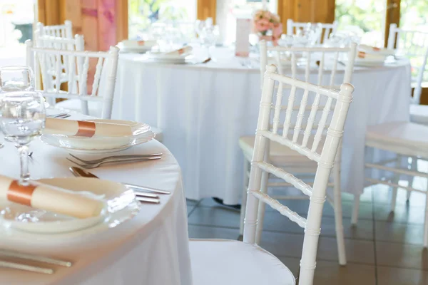 Schicker Tisch Für Ein Hochzeitsessen Weiße Stühle — Stockfoto