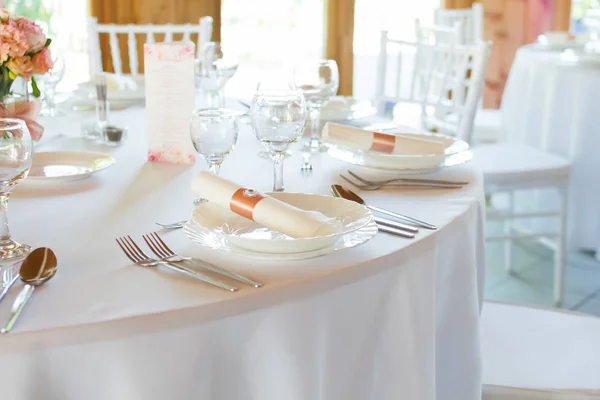 Mooie Tafel Set Voor Een Bruiloft Diner Witte Stoelen — Stockfoto
