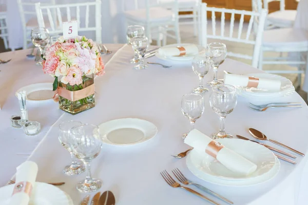 スプーン ナイフ 皿およびガラス レストラン 式または結婚式のテーブルとテーブルの設定 — ストック写真