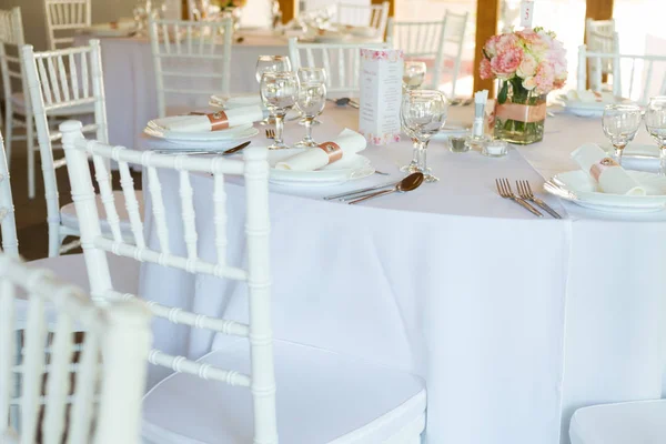 Mooie Tafel Set Voor Een Bruiloft Diner Witte Stoelen — Stockfoto