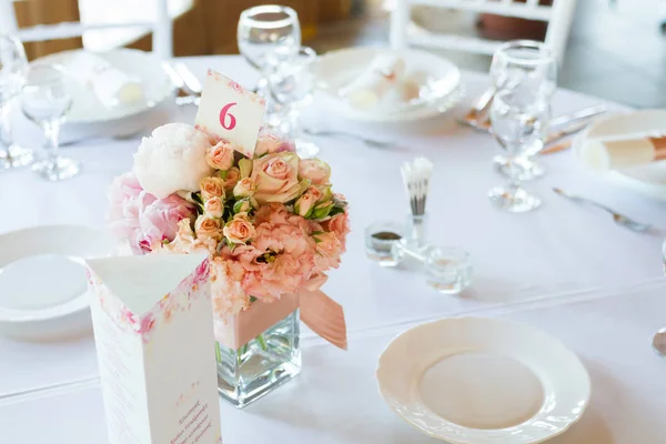 Tabel Set Voor Bruiloft Diner Versierd Met Bloemen — Stockfoto