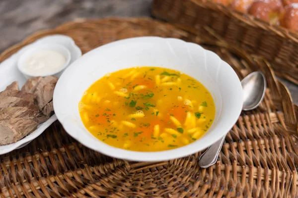 Sopa de frango com macarrão e salsa — Fotografia de Stock