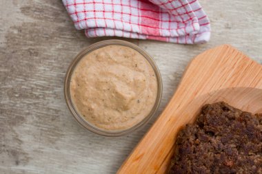 hardal hamburger sosu cam kase ahşap arka plan üzerinde