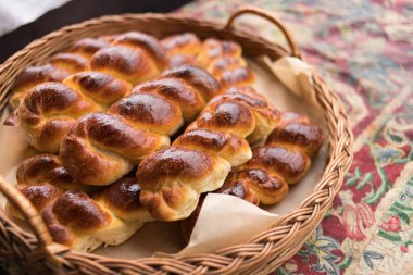 sepet üzerinde ev yapımı çörekler