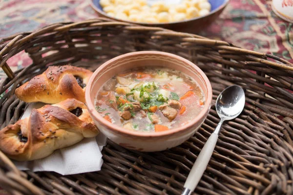 Makanan tradisional, sup goulash dengan scone segar — Stok Foto