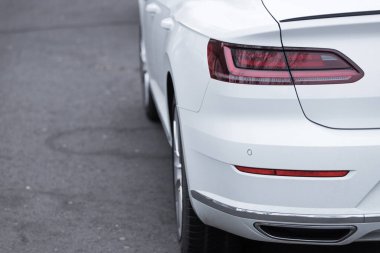 Bir arabanın LED farlarından birinin ayrıntıları.