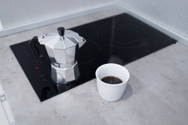 Kahve fincanı ve sade kahve, elektrikli soba.