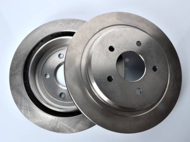 Beyaz arka planda geniş arabalar için fren yastıkları