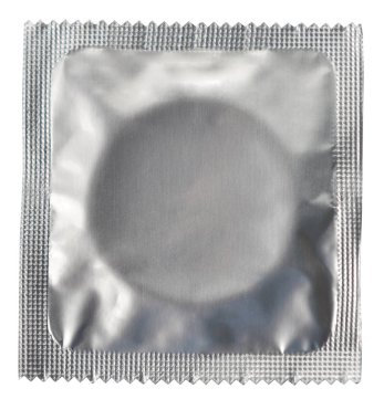 Beyaz arka planda çok kaliteli gümüş ambalajlı bir prezervatif.
