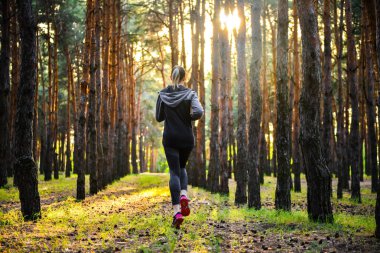 Kız ormanda bir gece koşusu değil.