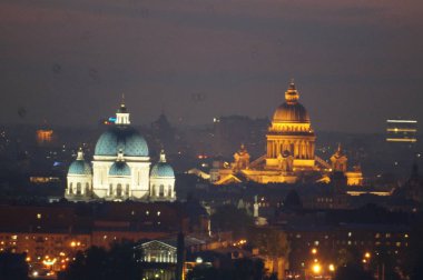 Şehir St Petersburg gece.