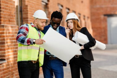 Bir grup mühendis inşaat alanı yatırımcısıyla bir proje yapmayı düşünüyor.