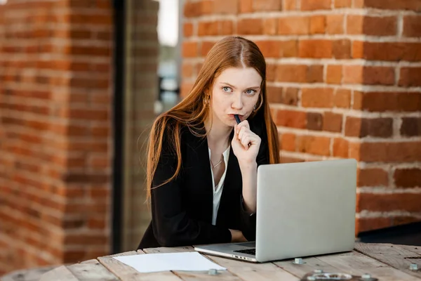 Mujer Negocios Pelirroja Sentada Oficina Pensando Algo — Foto de Stock