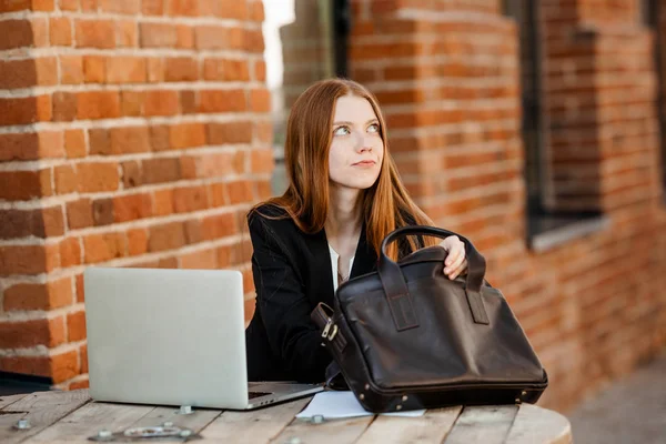 Chica Abogada Pelirroja Sentada Oficina Buscando Contrato Maletín Cuero — Foto de Stock