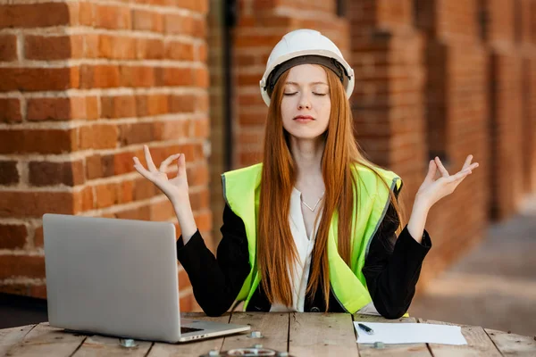 Una Arquitecta Pelirroja Sienta Una Oficina Con Casco Protector Cabeza — Foto de Stock