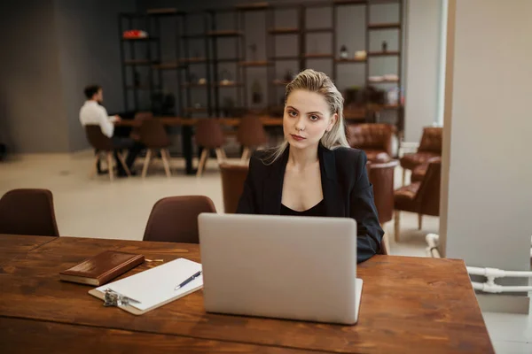 Una Abogada Con Traje Clásico Sienta Escritorio Con Portátil Una — Foto de Stock