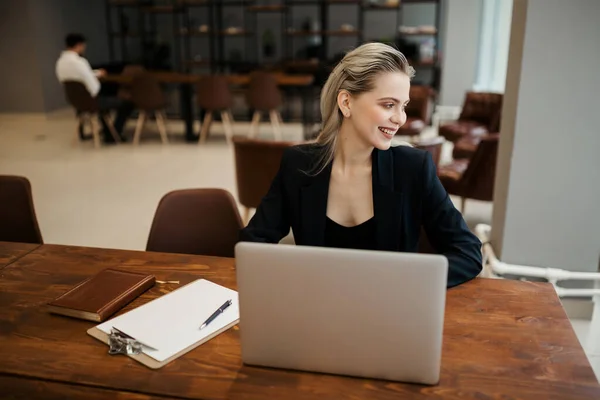 Una Mujer Negocios Traje Clásico Sienta Una Mesa Madera Con — Foto de Stock