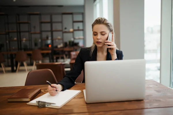 Una Joven Gerente Sentada Una Oficina Coworking Lugar Trabajo Frente — Foto de Stock