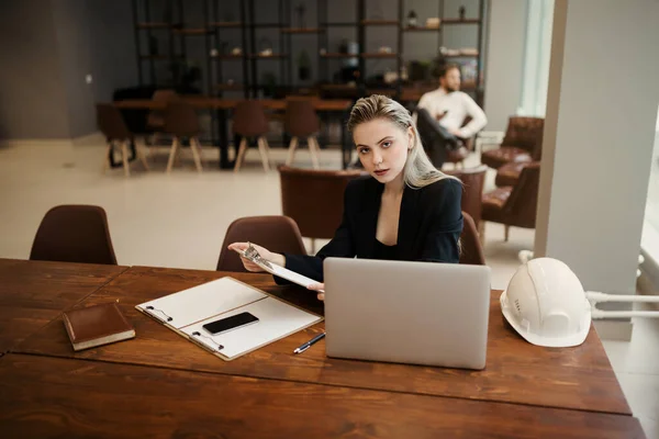 Una Abogada Con Traje Clásico Sienta Escritorio Con Portátil Una — Foto de Stock