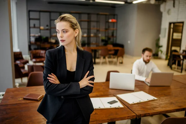 Retrato Una Joven Empresaria Éxito Traje Clásico Pie Oficina — Foto de Stock