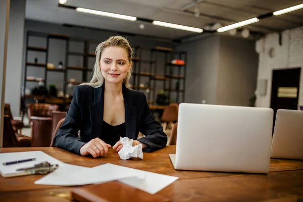 Hermosa Mujer Negocios Sentada Oficina Sonriendo Mirando Por Ventana — Foto de Stock