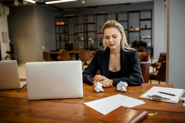 Una Hermosa Mujer Negocios Sienta Oficina Sonríe Histéricamente Debido Las — Foto de Stock