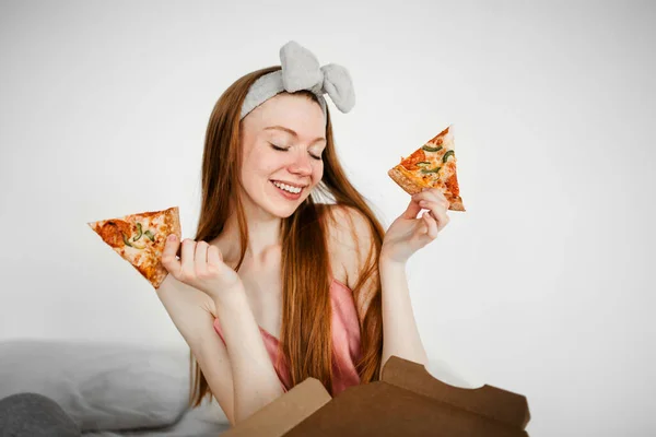 Uma Linda Menina Ruiva Pijama Com Uma Linda Faixa Cabelo — Fotografia de Stock