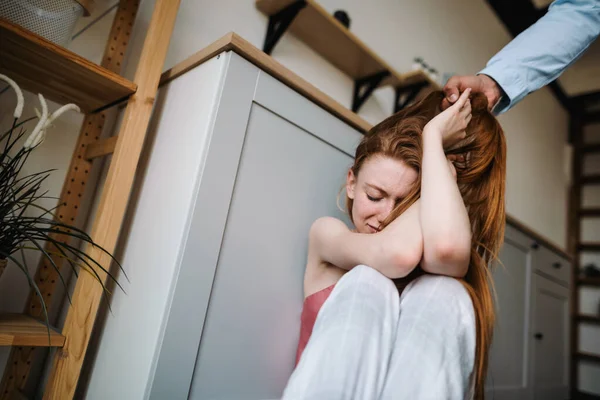 Bela Menina Ruiva Senta Chão Cozinha Resiste Violência Doméstica Seu — Fotografia de Stock