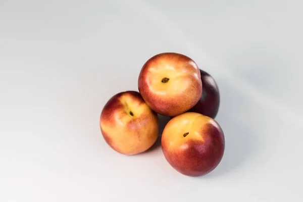 Nectarines Rouges Mûres Pêches Pommes Sur Une Table Blanche Fruits — Photo