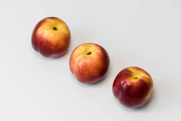 Nectarines Rouges Mûres Pêches Pommes Sur Une Table Blanche Fruits — Photo