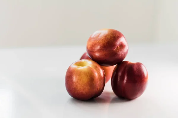 Nectarines Rouges Mûres Pêches Pommes Sur Une Table Blanche Fruits — Photo