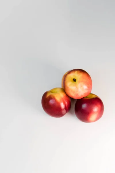 Nectarines Rouges Mûres Pêches Pommes Sur Une Table Blanche Fruits — Photo