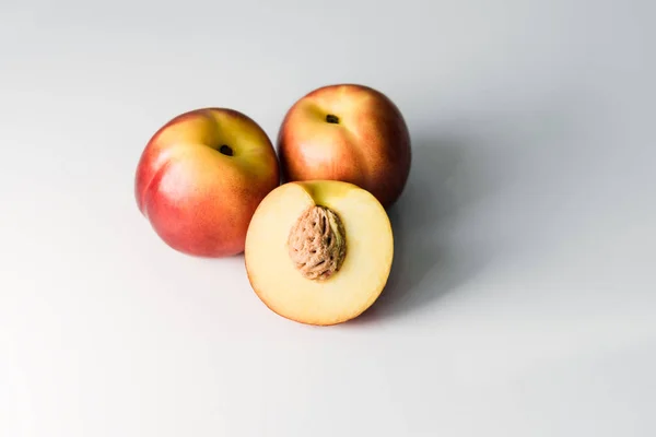 Nectarines Mûres Rouges Orange Jaunes Pêches Pommes Sur Une Table — Photo