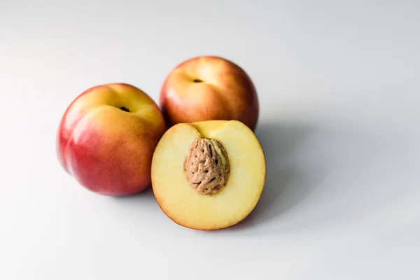 Nectarines Mûres Rouges Orange Jaunes Pêches Pommes Sur Une Table — Photo