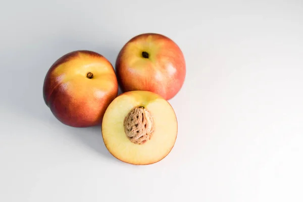Reife Rote Orangefarbene Und Gelbe Nektarinen Pfirsiche Äpfel Auf Einem — Stockfoto